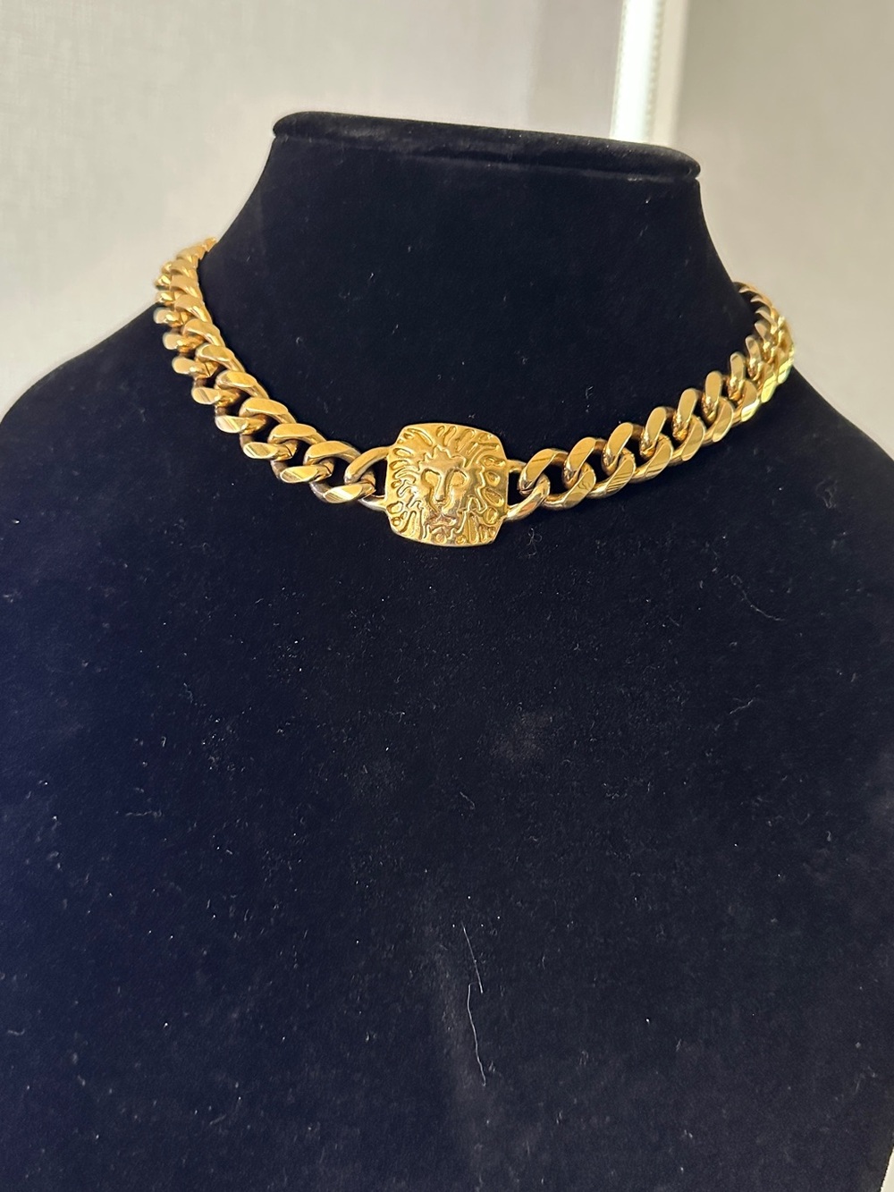 Anne Klein Vintage Gold Curb Chain Necklace Lion Head Center Toggle Clasp 16"